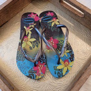 NWOT Havaianas Blue Flip Flop with Orchid Pattern, Womens US Size 7-8
